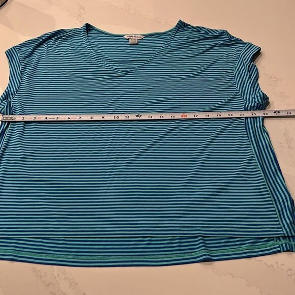 Tommy Bahama SS V-neck Top - Picture 4 of 6